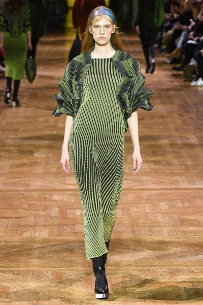 Look 25
